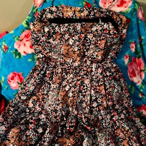 ADORABLE FLORAL SUMMER DRESS - Picture 2 of 5